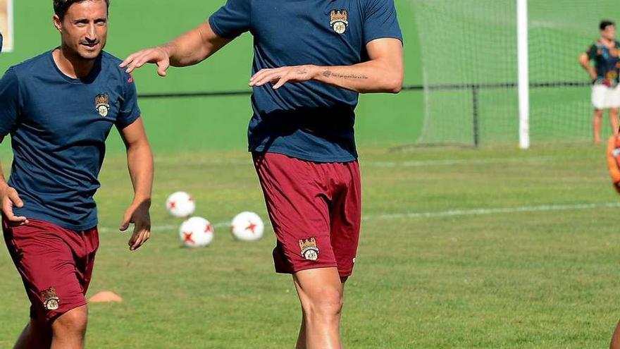 Iván Martín (centro), durante un entrenamiento en A Seca. // Rafa Vázquez