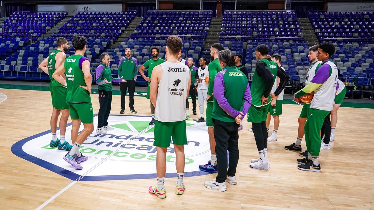 Ibon habla con sus jugadores en el centro de la cancha del Palacio Martín Carpena,