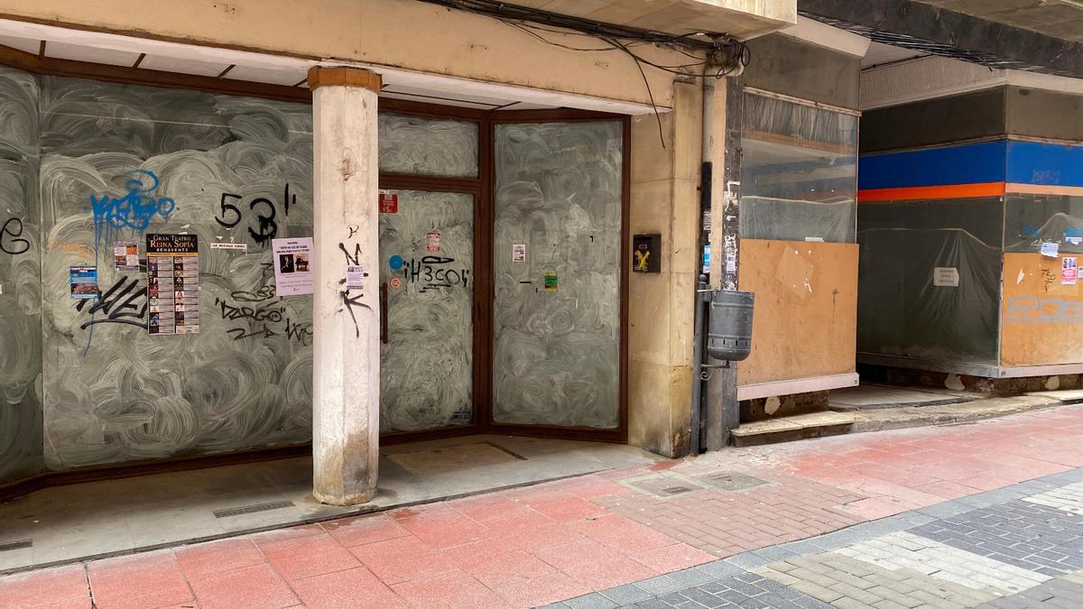 Imagen de locales vacíos y con pintadas en la calle la Rúa.