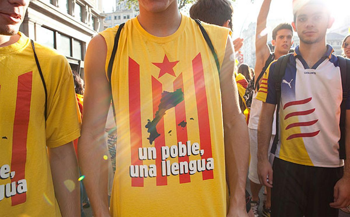 Los manifestantes han acudido a la manifestación con camisetas de todo tipo con mensajes a favor de la independencia