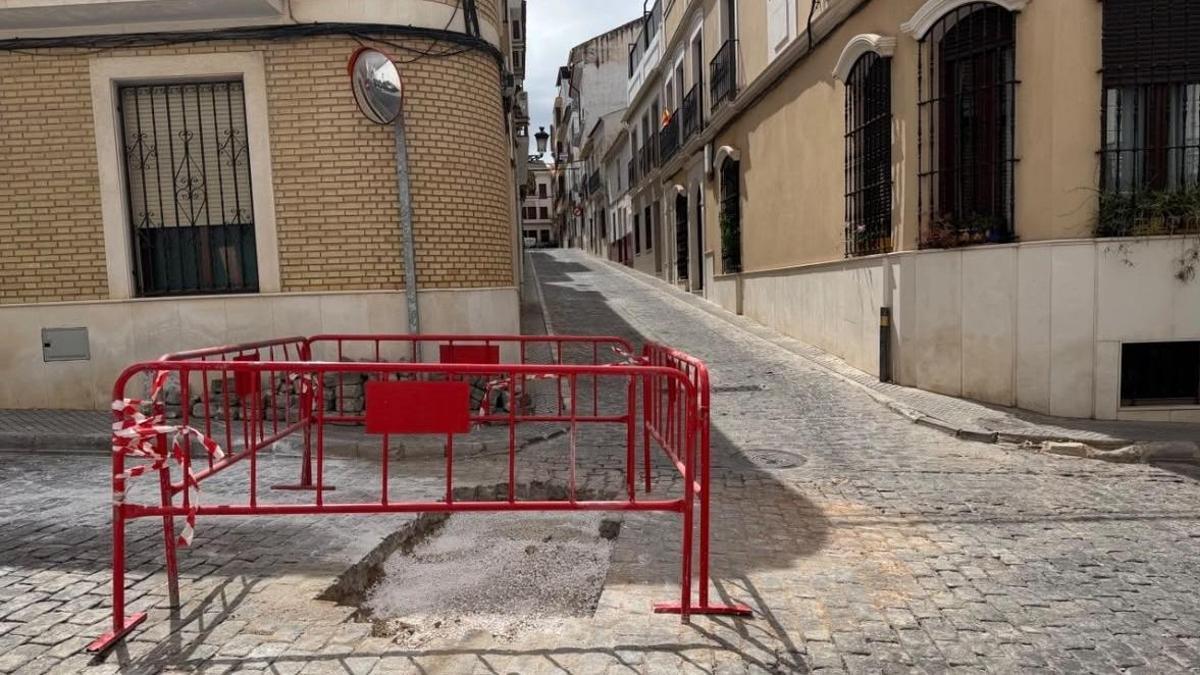 El cruce de las calles Horno y Veracruz en Puente Genil, donde se ha intervenido para arreglar la avería de una tubería.