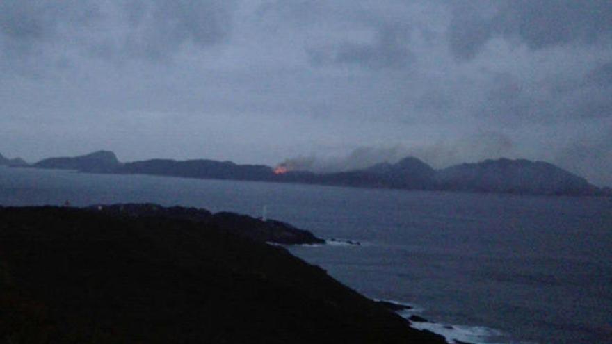 Vista desde la costa del fuego en las Cíes. // FDV