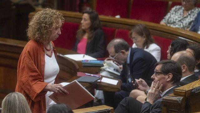 Ester Capella, d’ERC, passa per davant de Salvador Illa, al Parlament. | JORDI OTIX