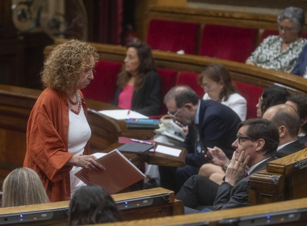 Ester Capella, d’ERC, passa per davant de Salvador Illa, al Parlament. | JORDI OTIX