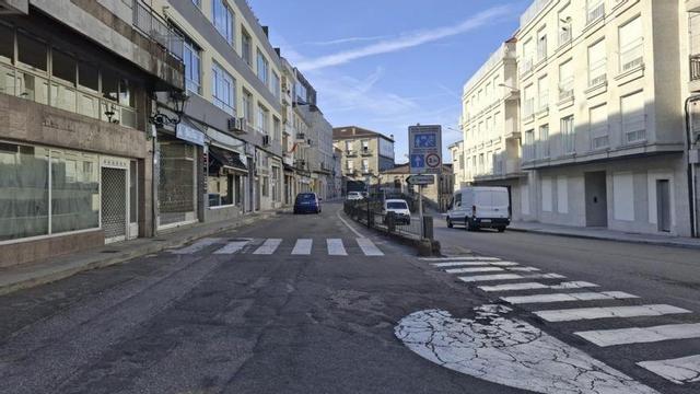 Estado actual de la calle Coruña, que tendrá plataforma única. | J.B.