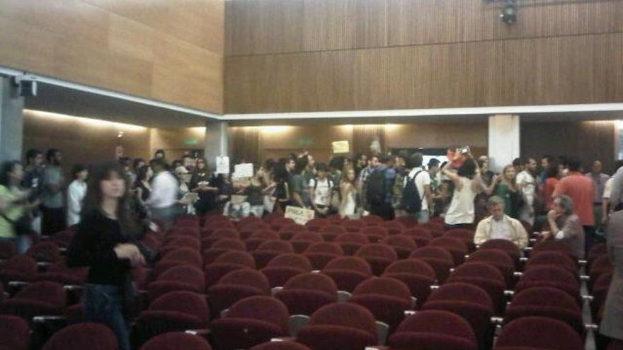 Los estudiantes irrumpen en el Paraninfo de la UPV.