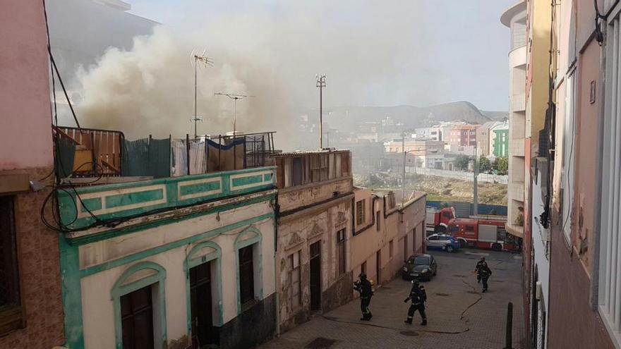 Rescate en un incendio en una casa de Guanarteme