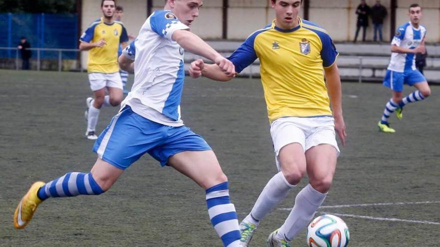 Gabancho, con el Mosconia, pelea un balón con Omar (Avilés B).