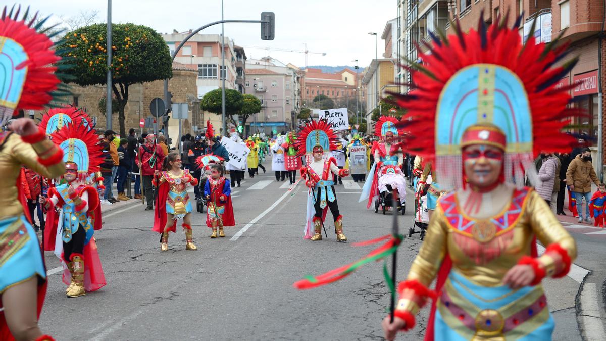 Carnaval en Plasencia: Los placentinos se echan a la calle para ver el  primer desfile en 20 años