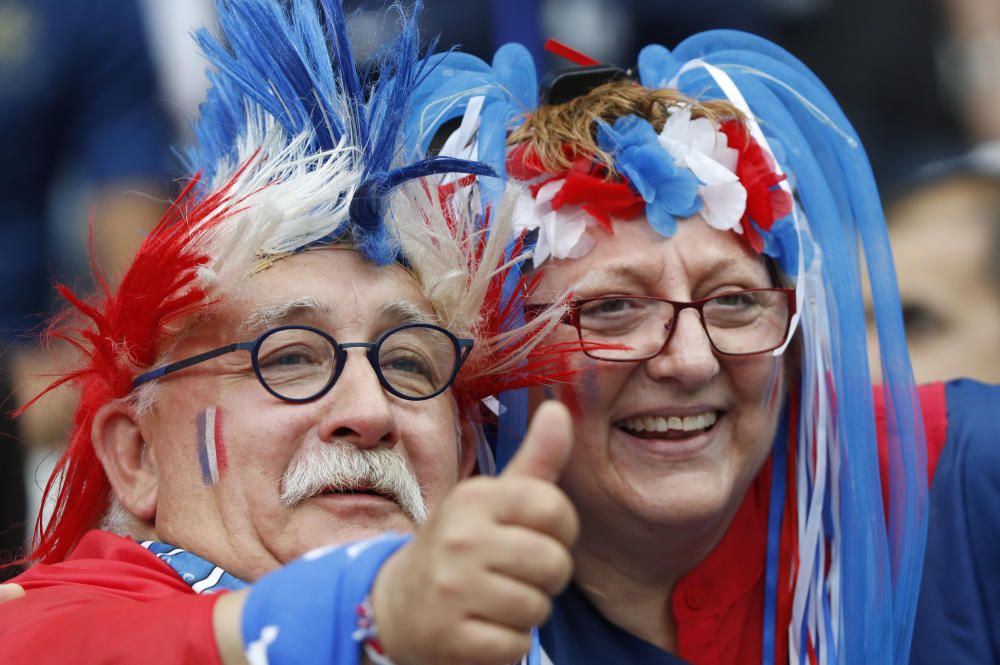 Los seguidores de ambos equipos han puesto colorido al estadio de Saint Denis en el partido inaugural.