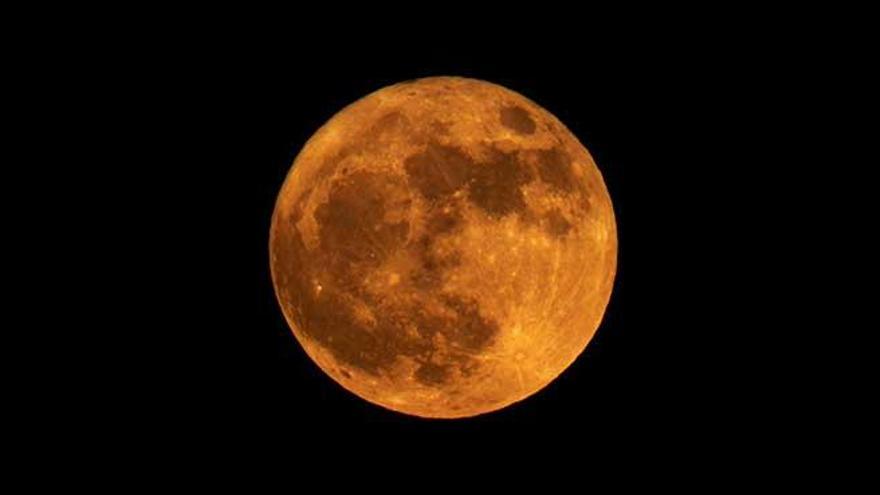 La superluna de invierno brilla en su mejor noche desde el cielo de Mallorca