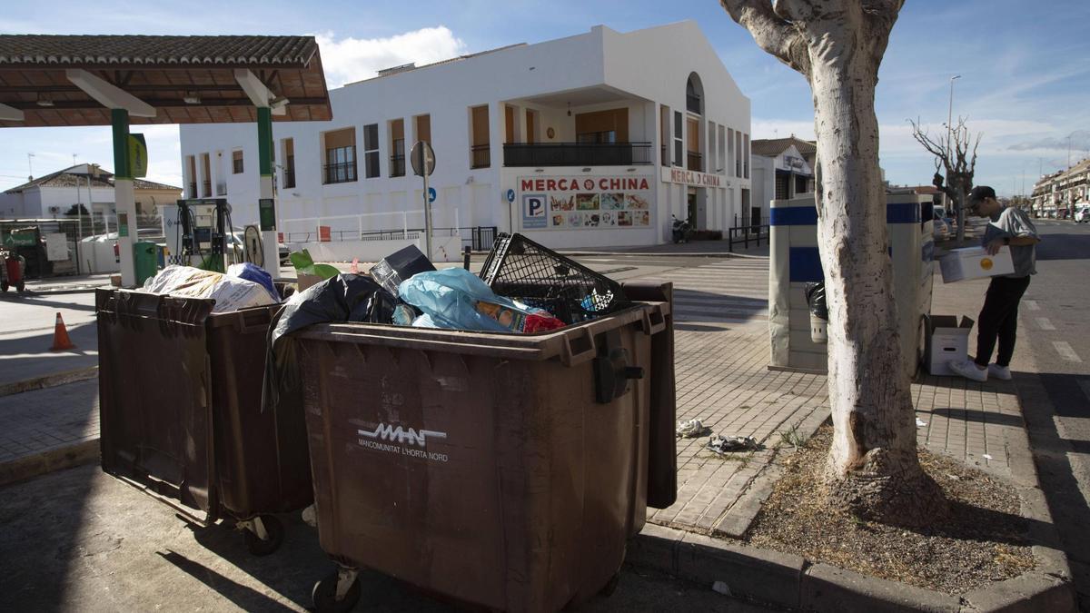 Dos contenedores marrones en el Puig llenos de plásticos y otros residuos no orgánicos