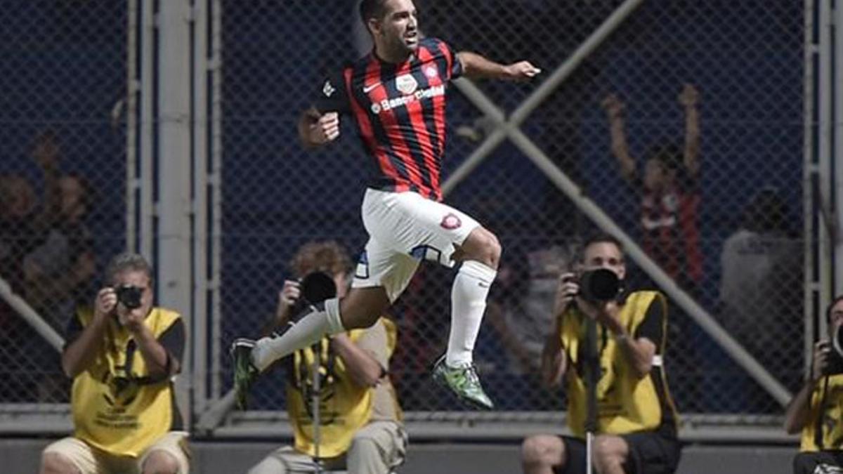Un jugador de San Lorenzo celebrando el gol de su equipo