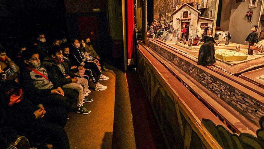 Alumnos del colegio Horta Major de Alcoy durante la primera función de Tirisiti