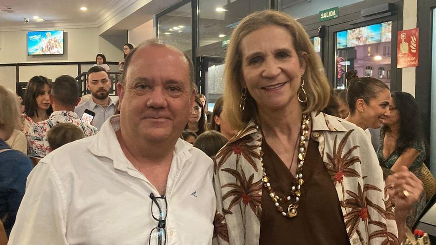 El director comercial de Fabrienvaf Nuca, Javier Castro, que estuvo presente en una première de 'Padre no hay más que uno 4', coincidió con la infanta Elena de Borbón.