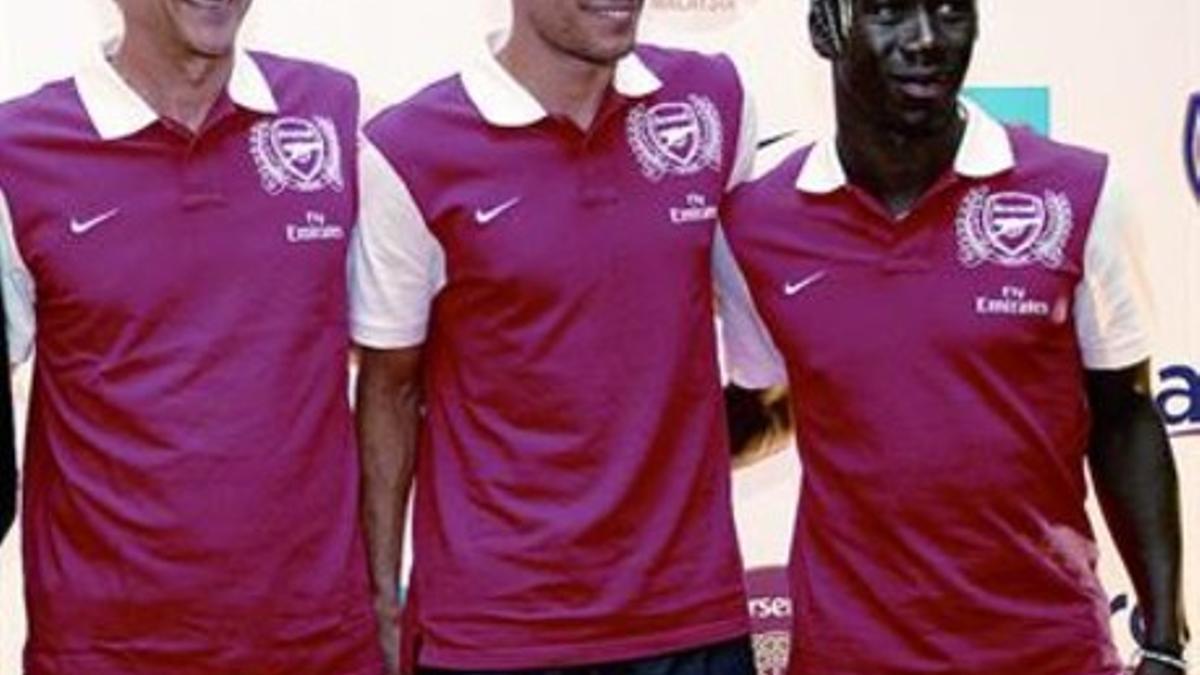 Wenger posa ayer junto a Robin van Persie y Bacary Sagna tras la rueda de prensa en Kuala Lumpur.