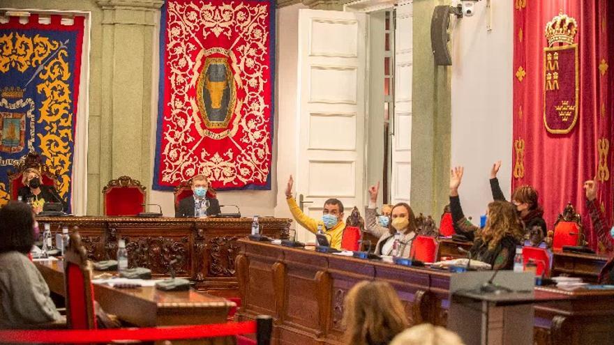 La bancada de la oposición votando en contra de los Presupuestos ayer en el Pleno.