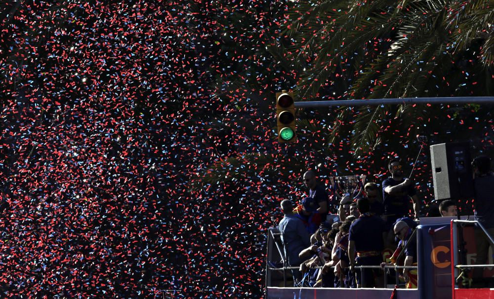 El Barça celebra la Lliga amb una rua pels carrers de Barcelona