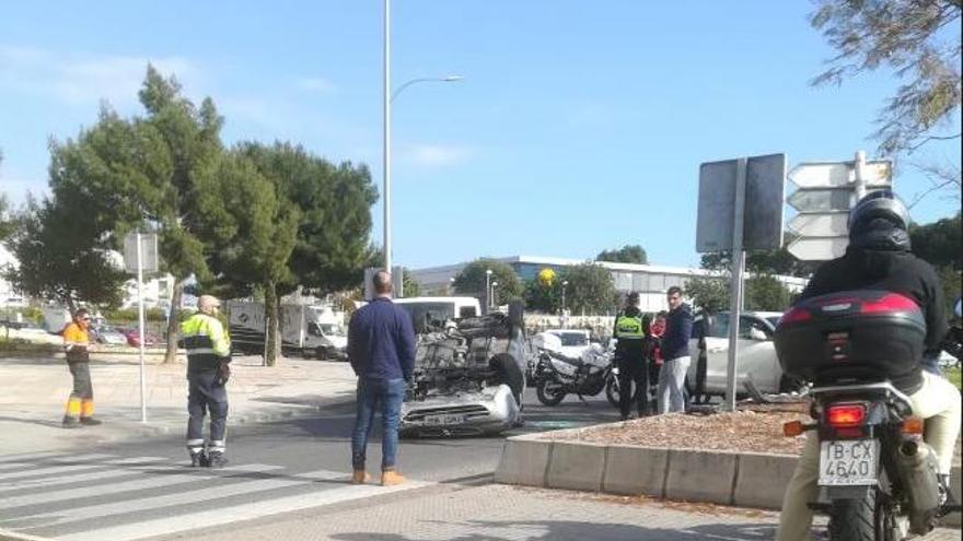 Un coche vuelca en la rotonda del cementerio de Palma