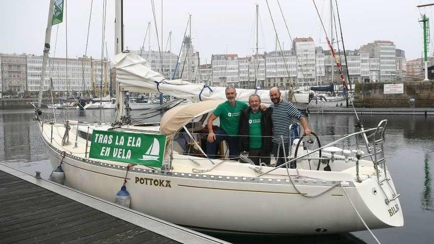 Los tripulantes, ayer, en el puerto de A Coruña.