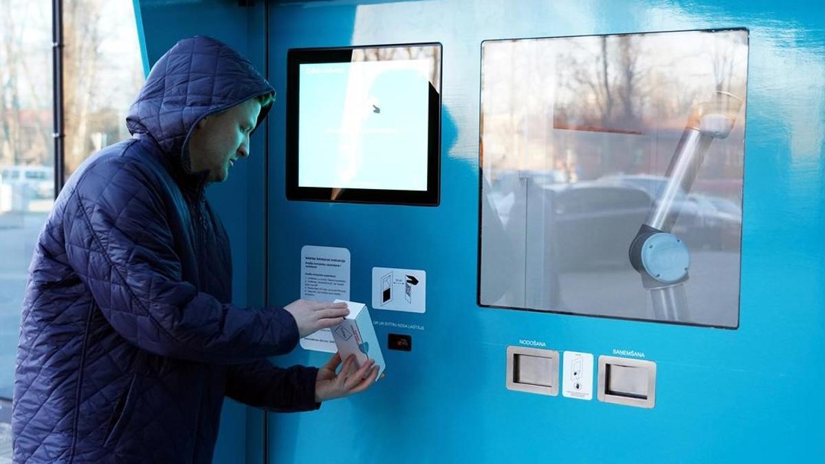 Máquina que suministra pruebas de covid en un hospital de Riga (Lituania).