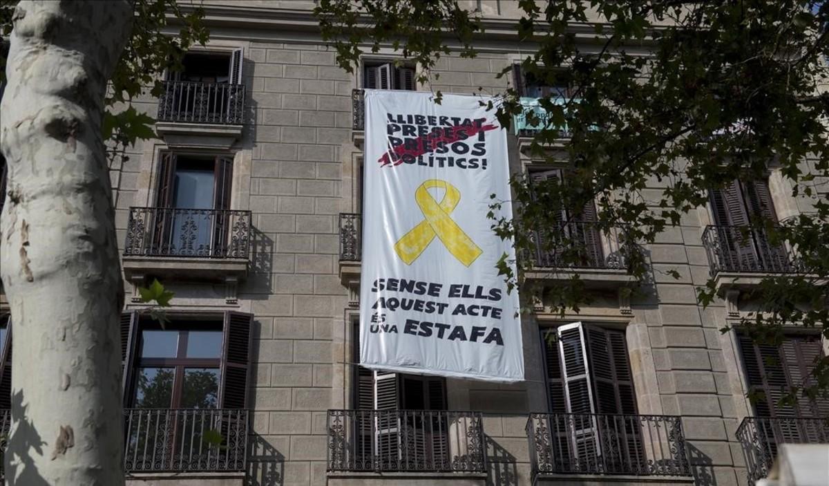 zentauroepp44682827 arcelona  17 08 2018   barcelona   pancarta en un edificio j180817115357