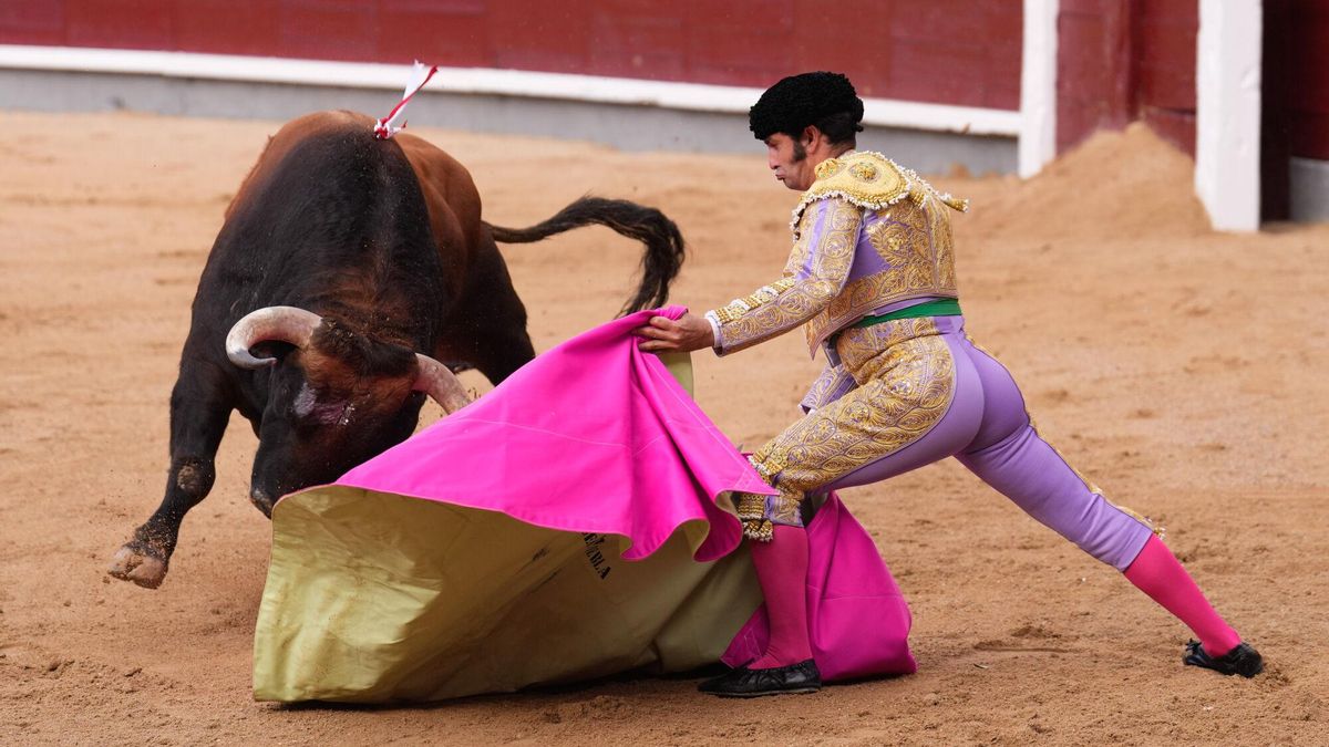 Morante se retira en Madrid tras lograr dos orejas en una faena épica