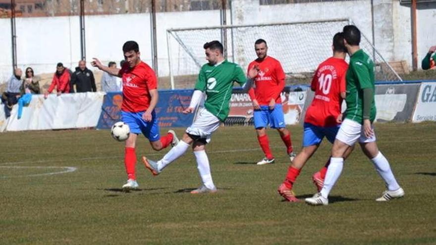 Jugadores de ambos equipos pugnan por el balón .