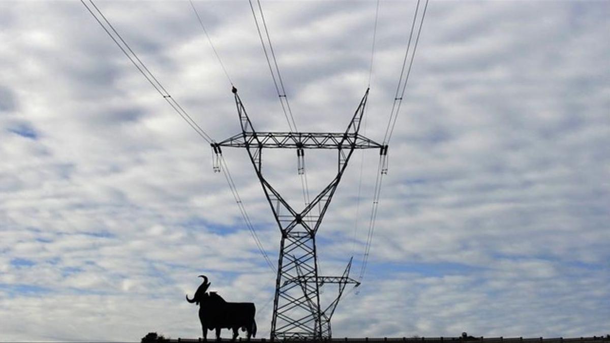 Línea de electricidad de alta tensión en España.