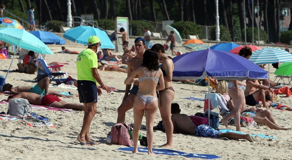 Vigo disfruta del sol del verano con un Samil a rebosar. // Marta G. Brea