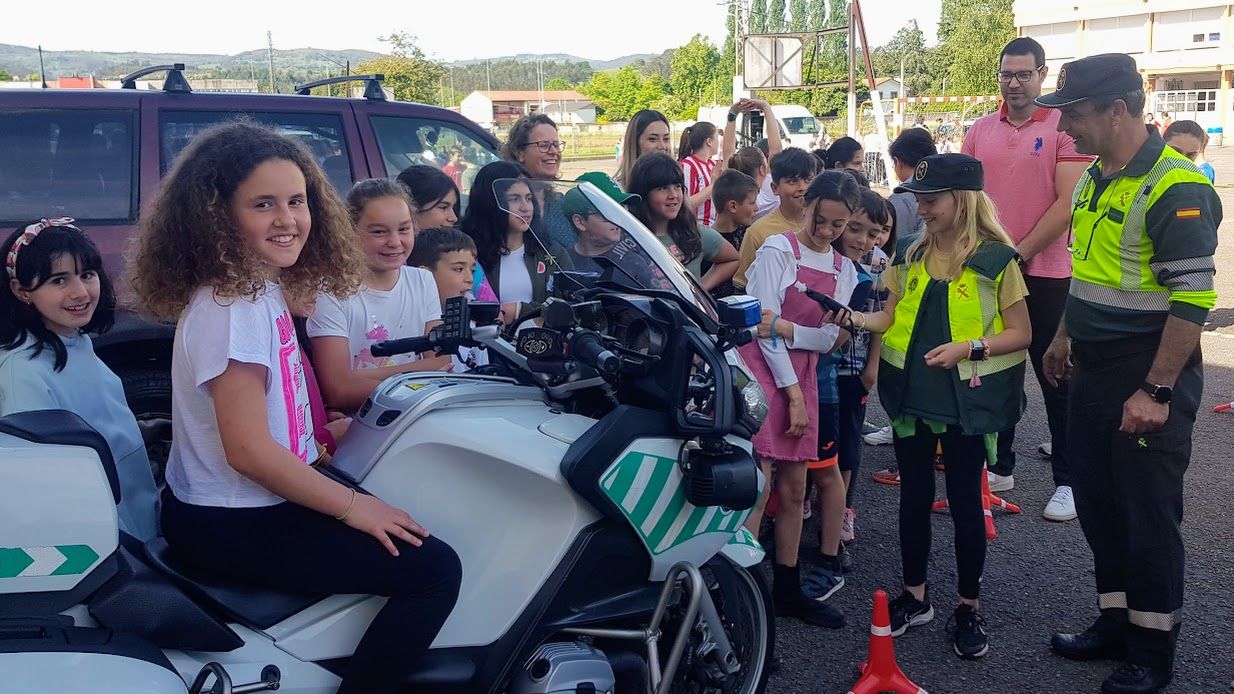 La Guardia Civil, con los escolares de Villaviciosa, "encantados de conocer una profesión tan guapa"