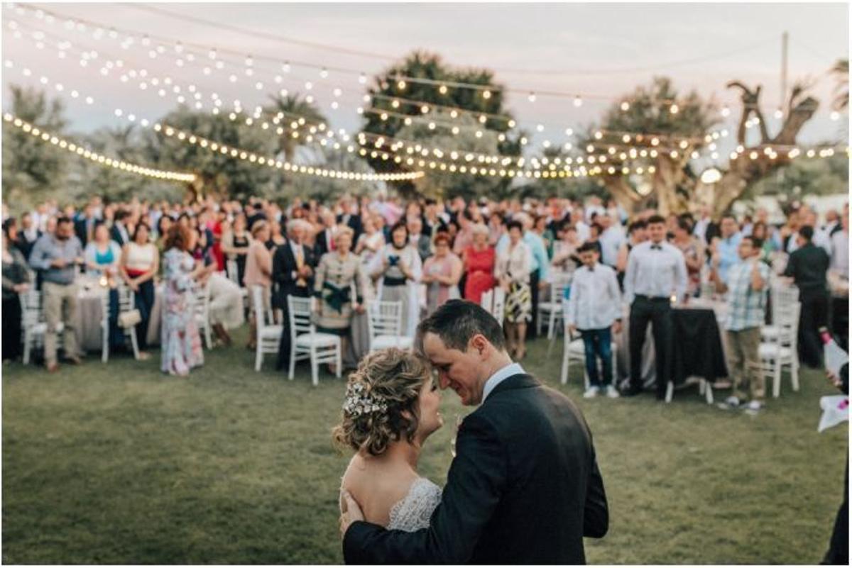 Ilumina tu boda: Hileras de luces colgando