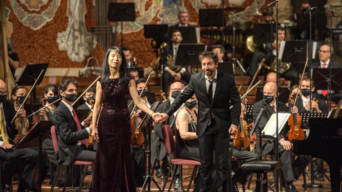 La pianista Gloria Cheng i el director d&#039;orquestra Marc Timón saluden després del concert de clàssics del cinema amb l&#039;Orquestra Simfònica del Vallès al Palau de la Música de Barcelona el 21 de juny del 2021. Pla general. (Horitzontal)