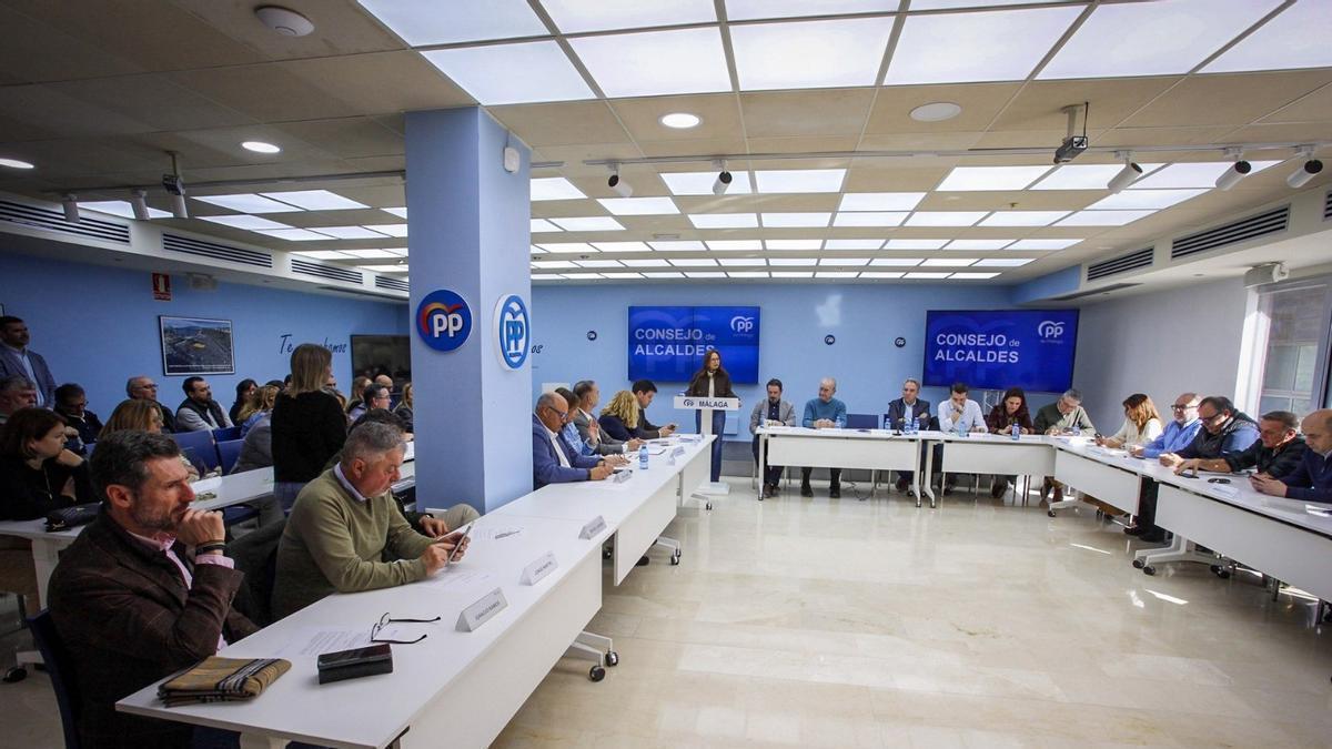 La presidenta del PP de Malaga, Patricia Navarro, en el consejo de alcaldes.