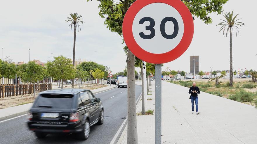 Más señales de 30 kilómetros para reducir los accidentes de tráfico en las calles de Alicante