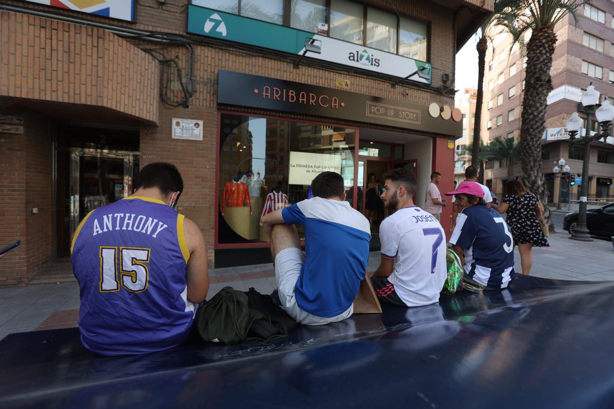 Firma de los jugadores Hércules en el espacio Aribarca Pop-Up Store