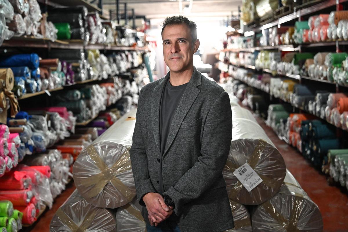 Gabriel Poveda, en su fábrica de textiles para calzado y marroquinería en Petrer.