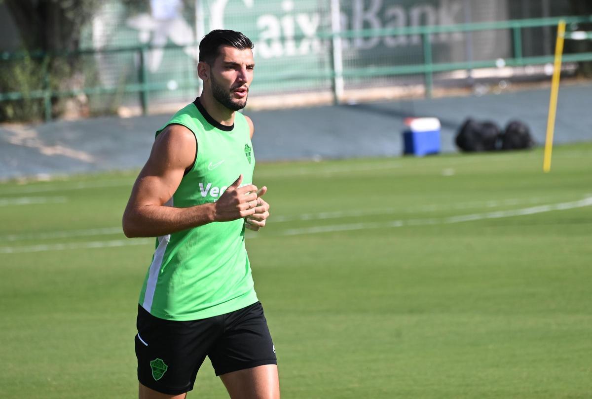 Rafa Mir, durante un entrenamiento con el Elche, esta temporada.
