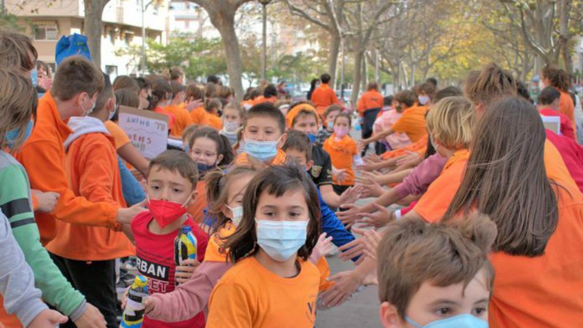 Oliva La Marató a l’Escola-Memorial Toni Climent del CEIP Verge dels Desemparats se convierte en una gran fiesta