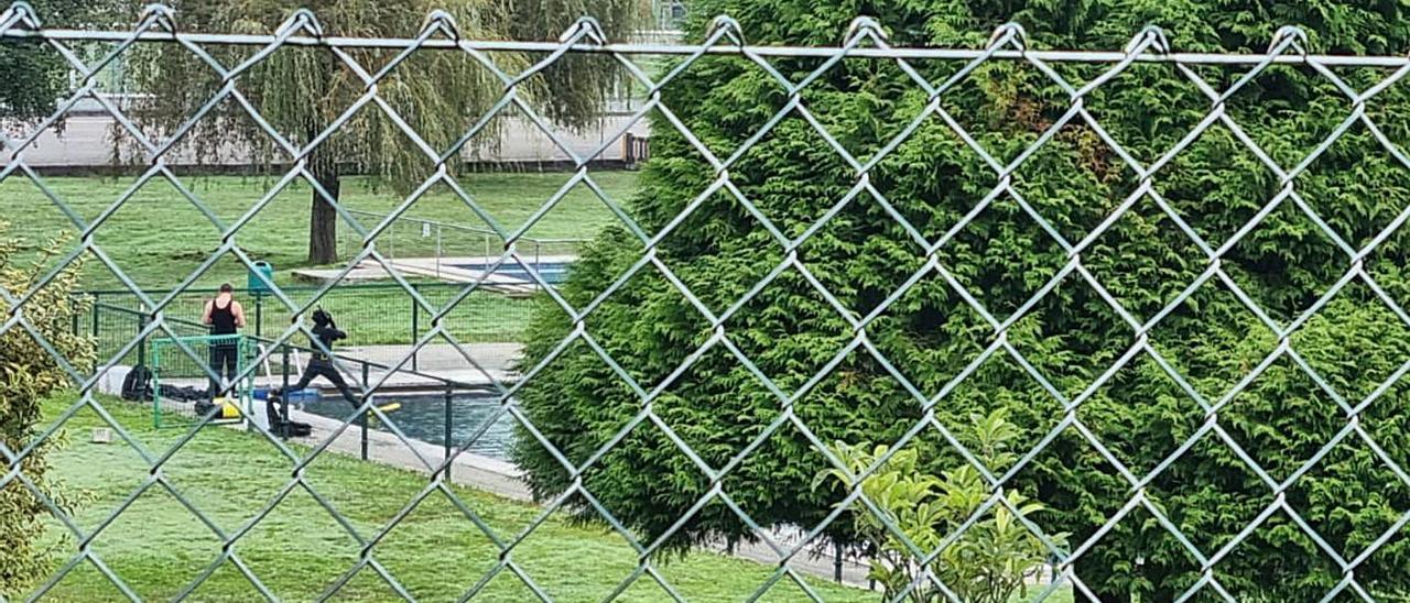 Las prácticas de buceo de la Agasp en la piscina sorprendieron ayer a algunos estradenses.  | // CEDIDA