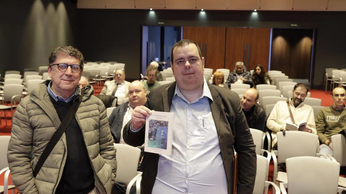 Lauren García (d) muestra su libro en el Club Prensa Asturiana, en Oviedo.