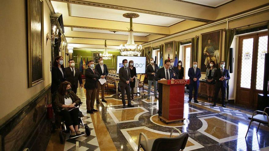 Alfredo Canteli, ayer, durante la presentación del plan en el salón de plenos, arropado por los ediles del equipo de gobierno.