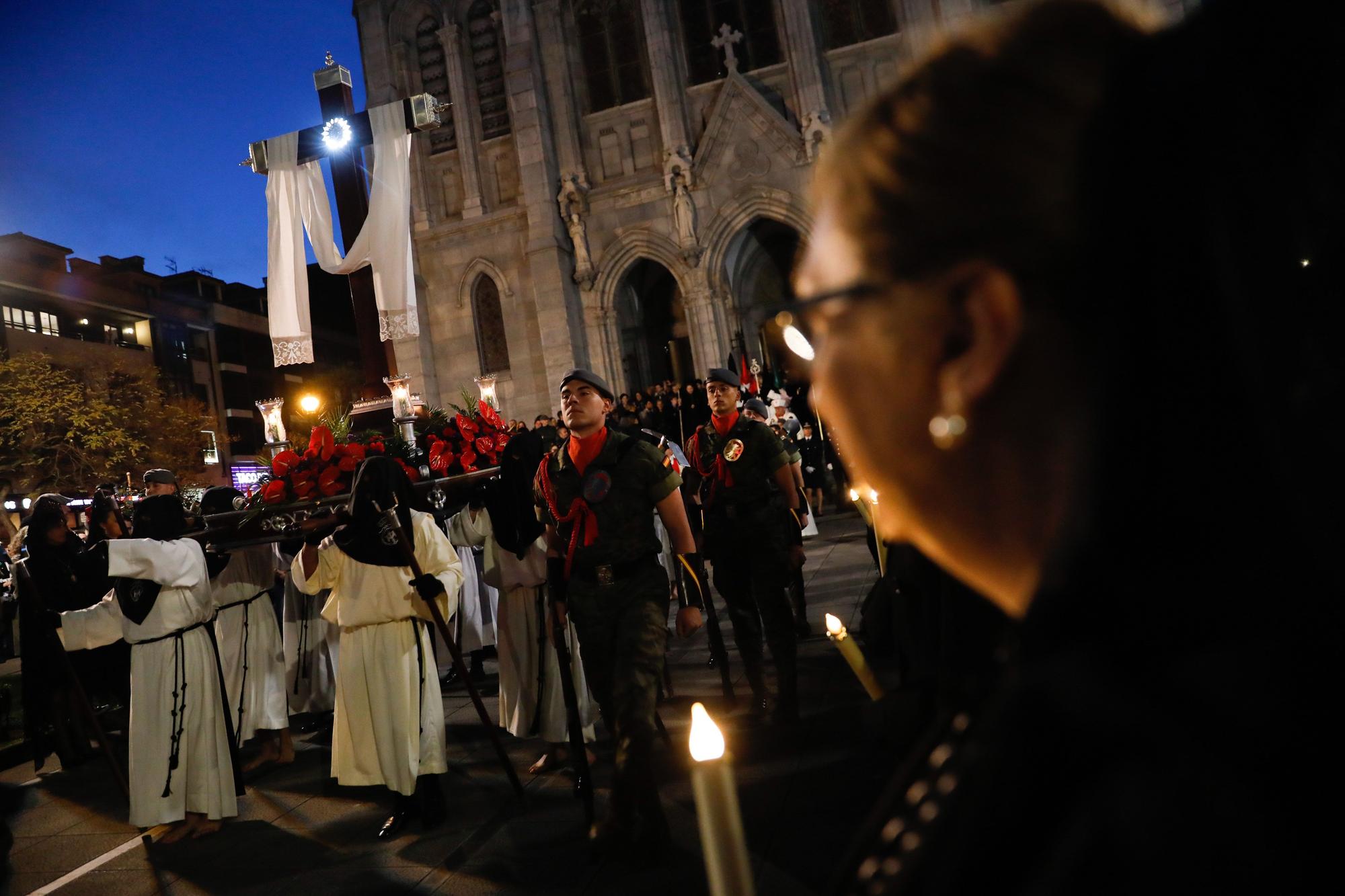 EN IMÁGENES: La procesión nocturna de la Soledad en Avilés