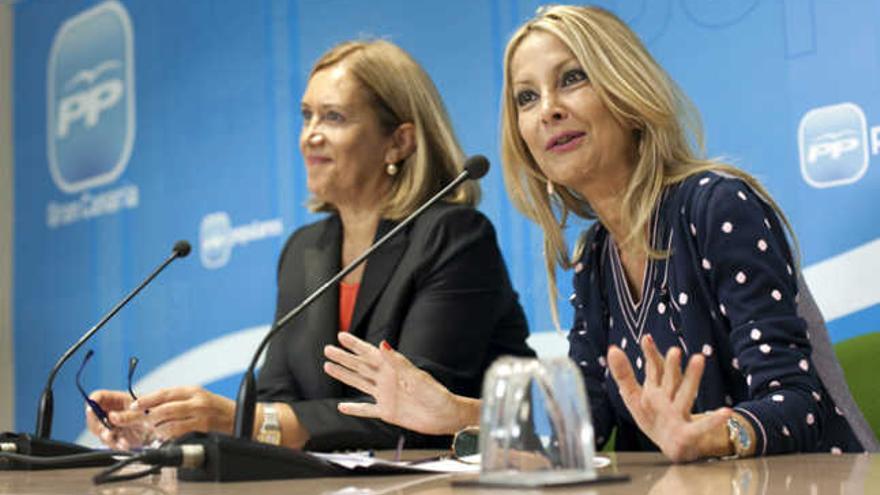 De izqda. a dcha.: Mercedes Roldós y Australia Navarro, ayer en la sede del PP. | efe