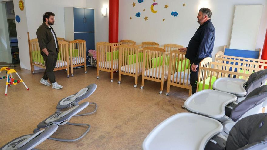 González durante una visita a la escuela infantil de Cambados. | Iñaki Abella