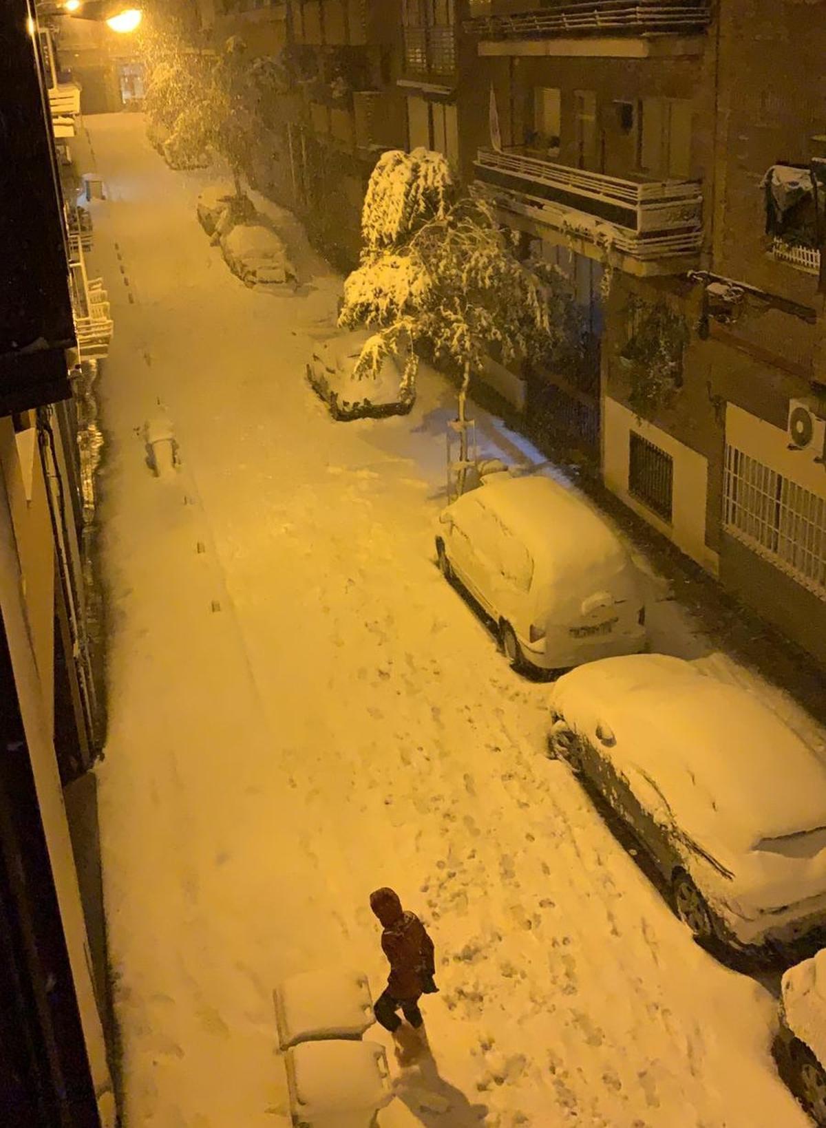  Coches cubiertos de nieve en corazón del barrio de Salamanca de Madrid, este viernes.
