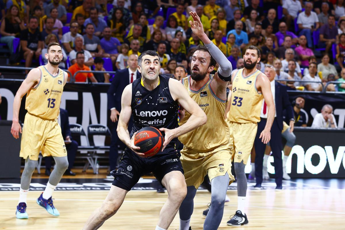 Sanli defendiendo en una jugada del partido