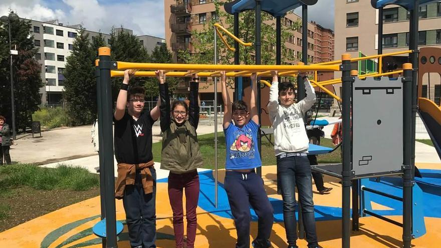 Algunos de los jóvenes diseñadores del parque, disfrutando ayer de sus instalaciones.