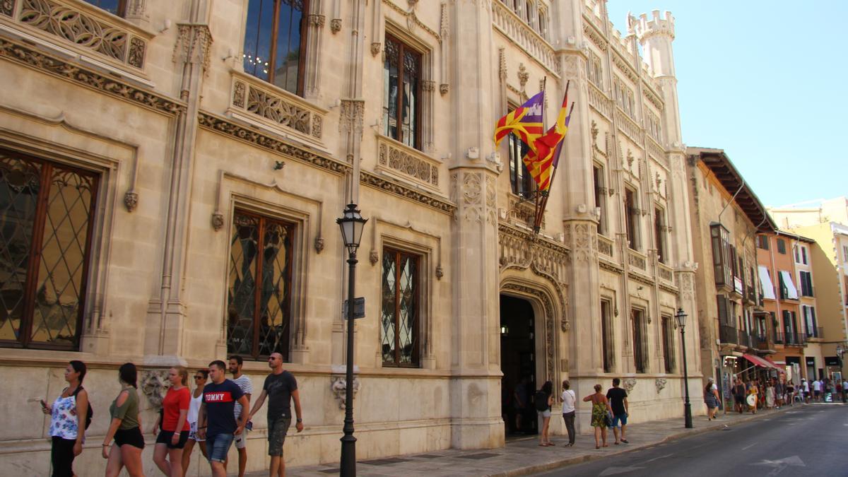 Façana de la seu del Consell de Mallorca al carrer Palau Reial de Palma.