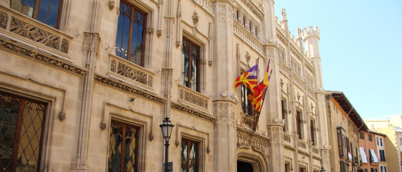 Fachada de la sede del Consell de Mallorca en la calle Palau Reial de Palma.